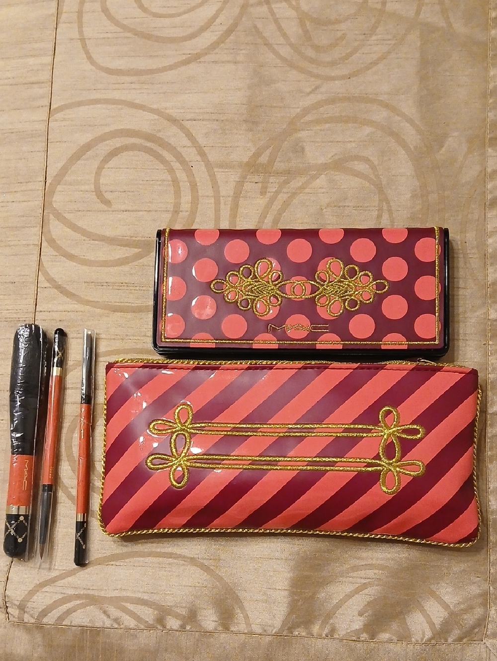 Mac Nutcracker Sweet Warm Eyeshadow palette w/makeup bag & 3 brushes incl.